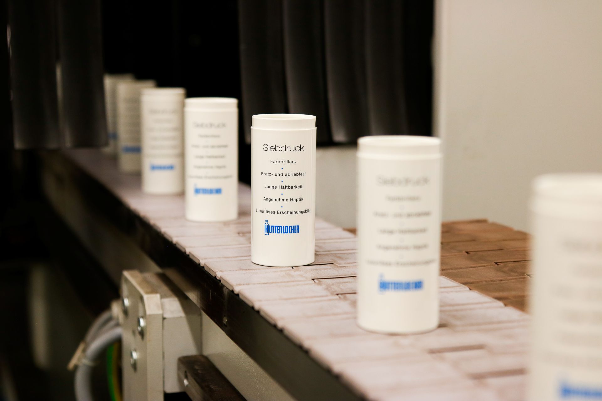 bedruckte Packmittel verlassen die Maschine