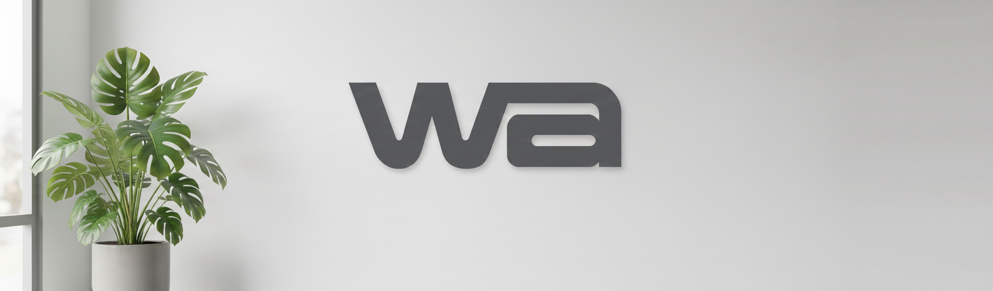 Weiße Wand mit Logo und Grünpföanze