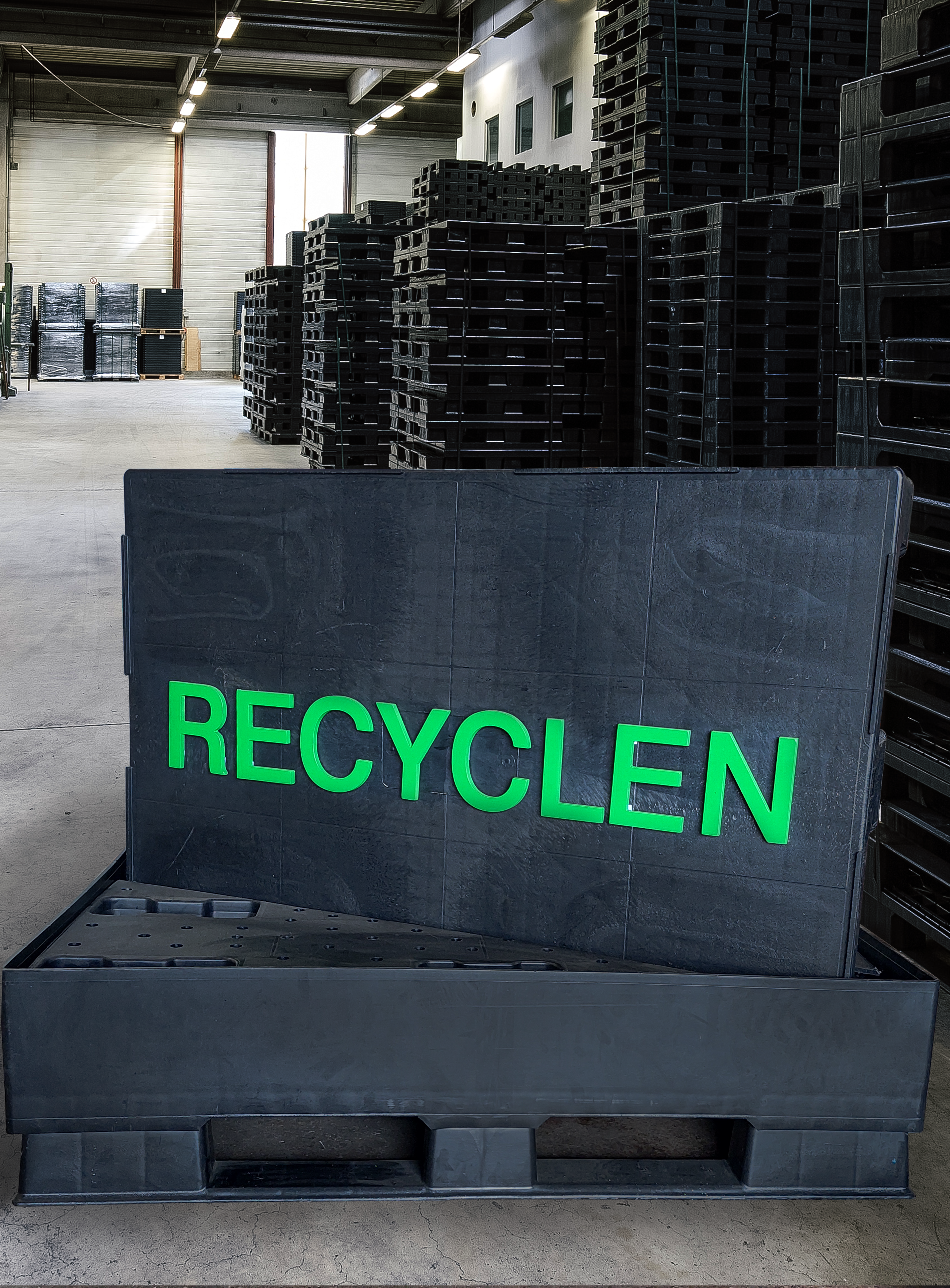 Recycling Palette mit Schriftzug Recyclen