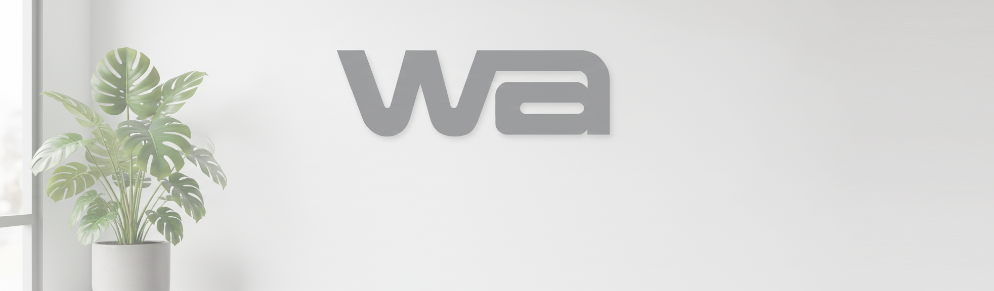 Weiße Wand mit Logo und Grünpflanze