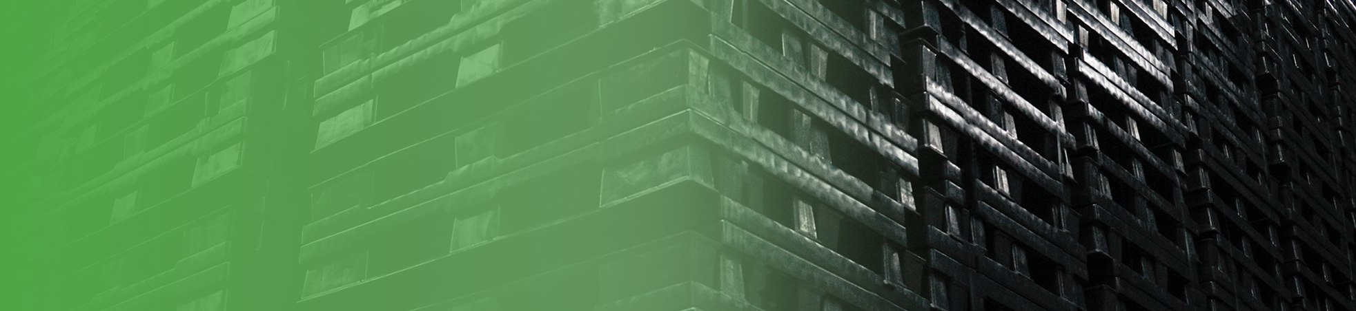 Schwarze Kunststoffpaletten ineinander gestapelt