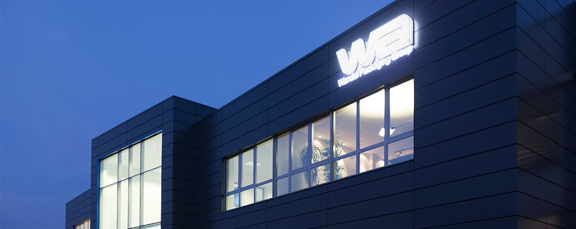 Das Gebäude bei Nacht mit leuchtendem Logo