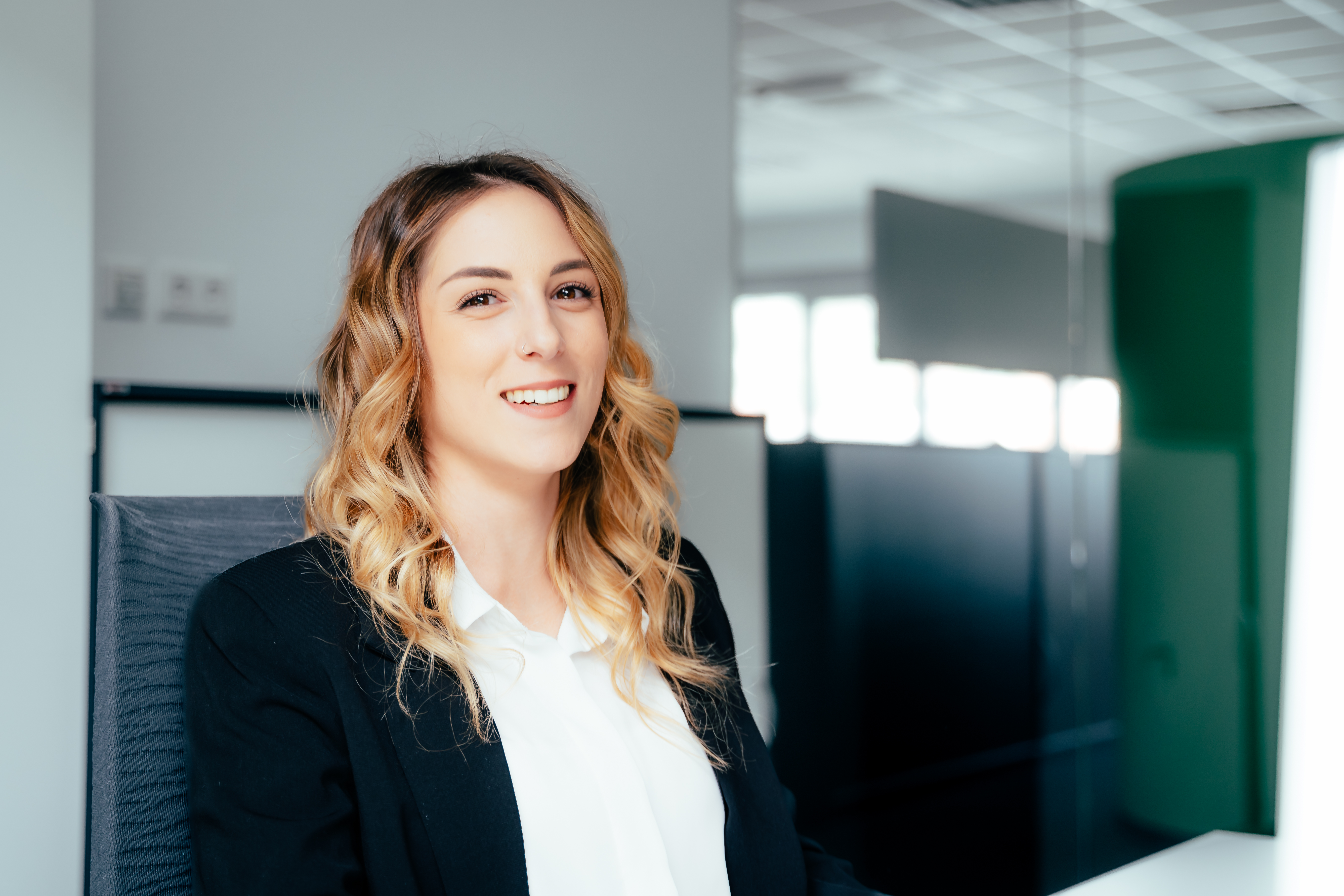 Junge Frau an Schreibtisch