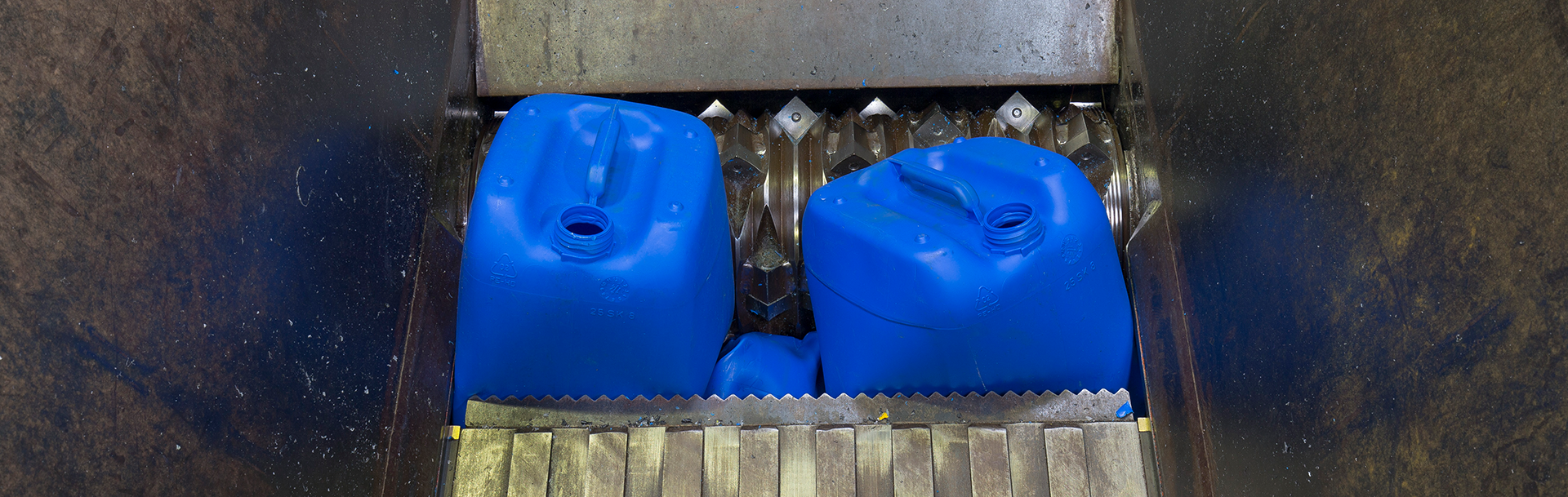 Kanister werden in Schredder geworfen