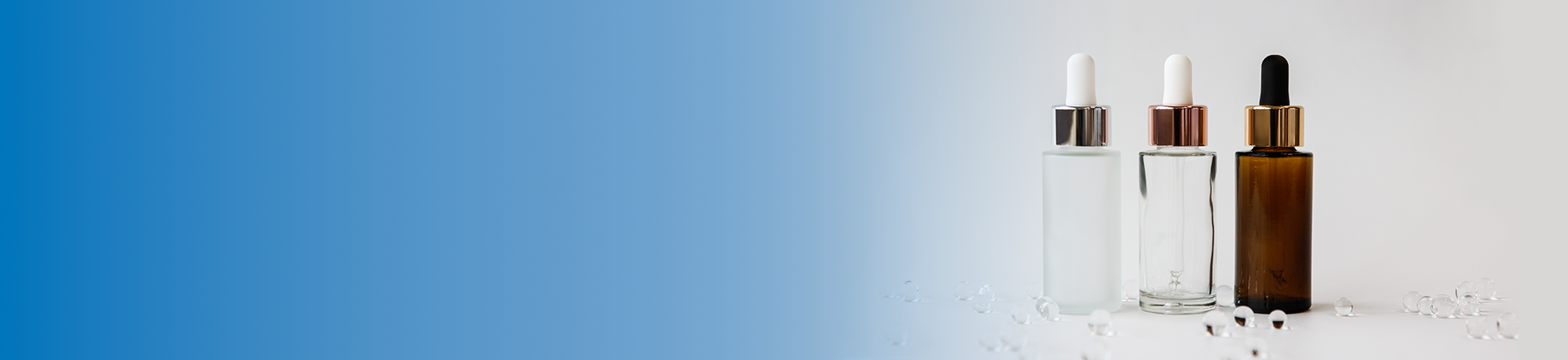 Drei Kosmetikflaschen nebeneinander 