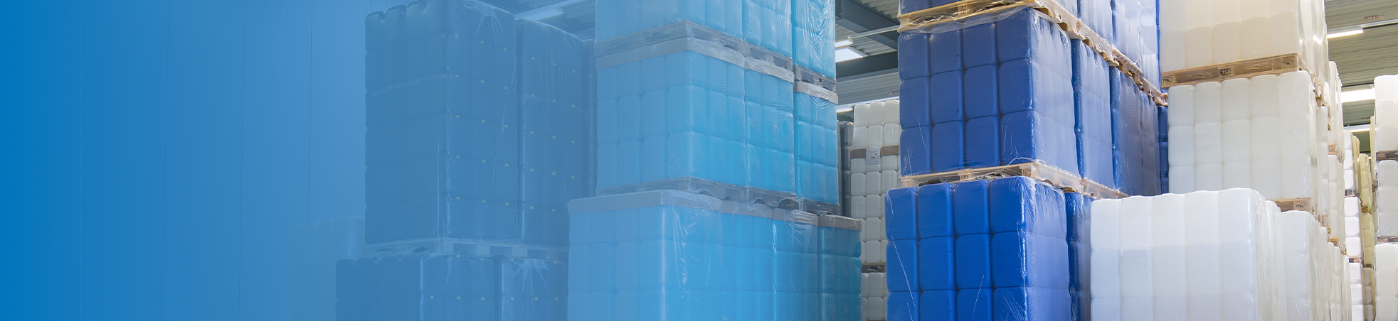 Kanister auf Paletten gestapelt mit dunkelblauem Verlauf.