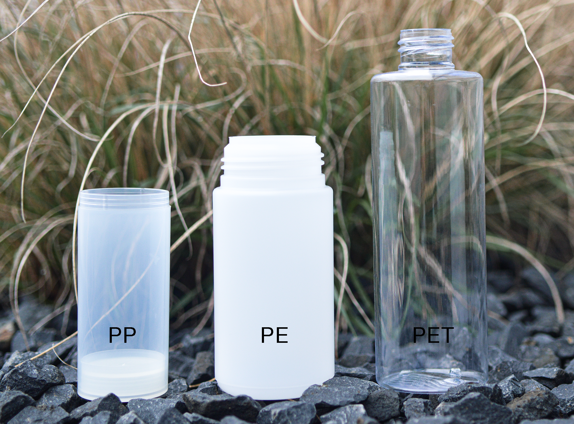 3 Kunststoffbehälter. Der erste ist PP und milchig trüb. Der Zweite ist aus PE und weiß undurchsichtig. Der Dritte ist aus PET und komplett durchsichtig