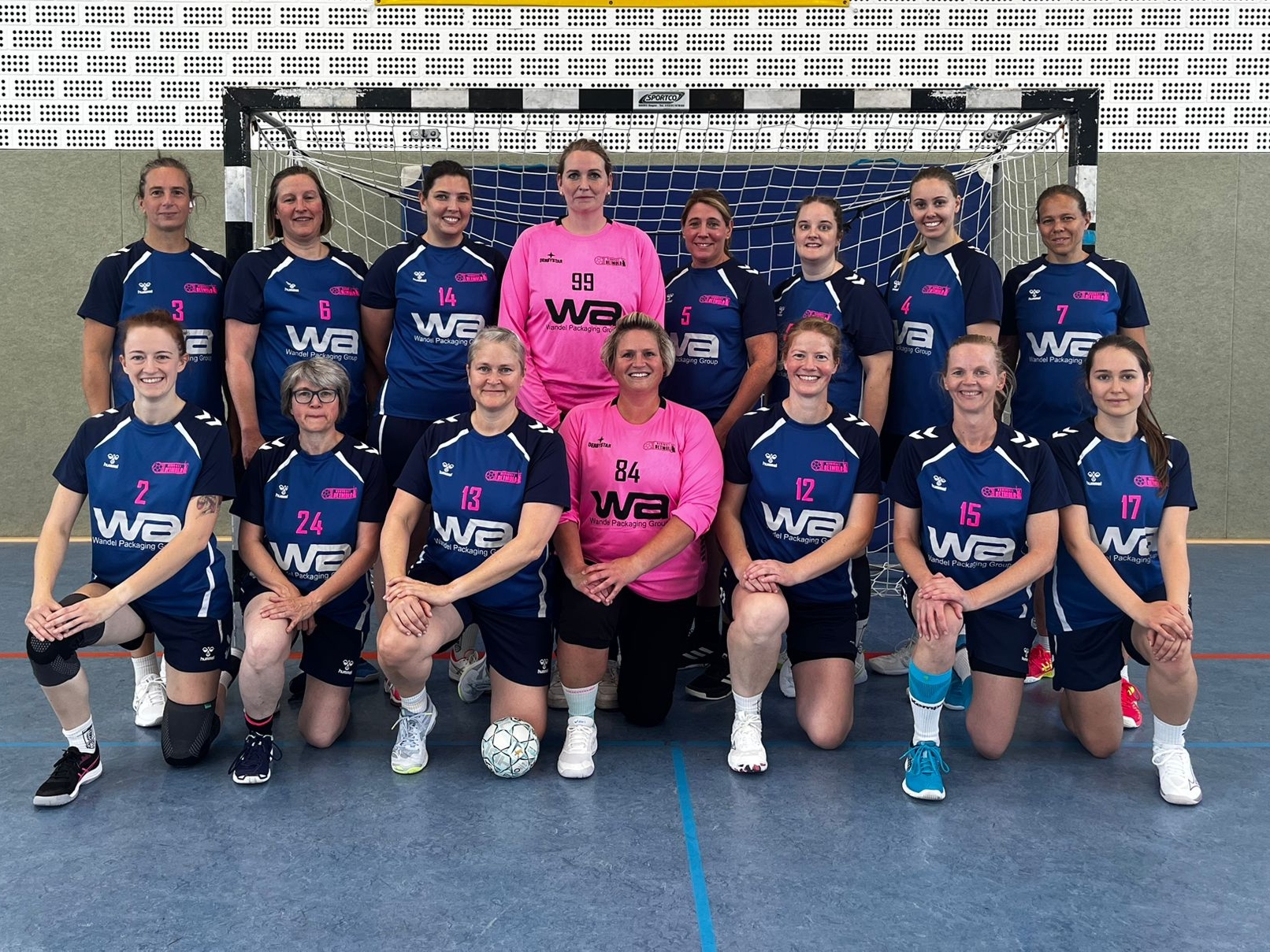 Mannschaftsbild der Handballdamen Detmold in blauen und pinken Trikots