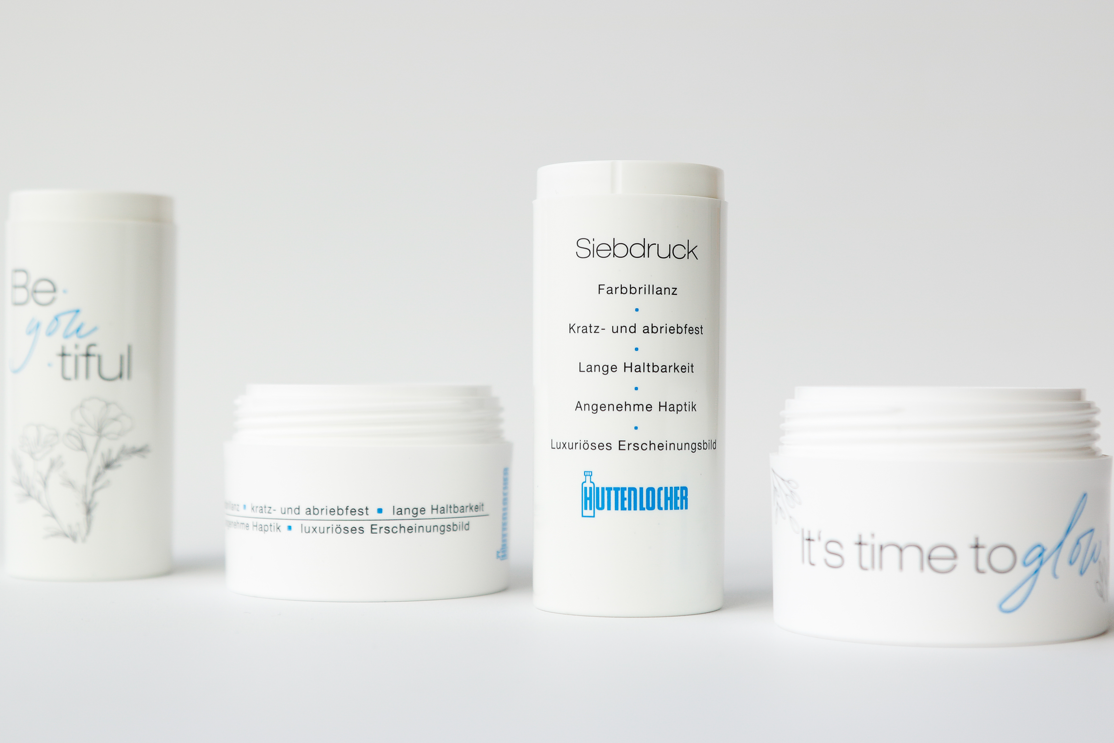 Produktreihe auf weißem Kunststoffprodukten mit dem Aufdruck Siebdruck 